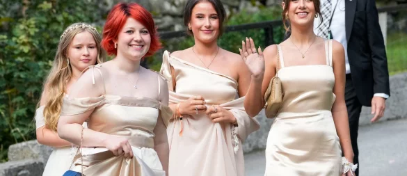 Leah Behn (ganz rechts) bei der Hochzeit ihrer Mutter Märtha Louise im vergangenen Sommer neben ihren Schwestern Maud und Emma. (Archivbild) - © Cornelius Poppe/NTB/dpa