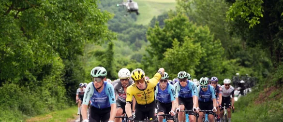 Die Fahrer beim 108. Giro d\\\'Italia in Aktion. - © Marco Alpozzi/LaPresse via ZUMA Press/dpa