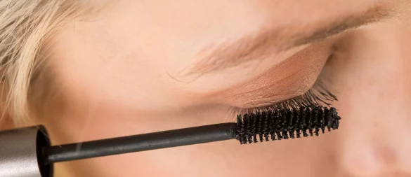 Wasserfest und wischfest: Mascara, Kajal und Eyeliner mit Long-Lasting-Effekt sind bei hohen Temperaturen unverzichtbar. - © Christin Klose/dpa-tmn