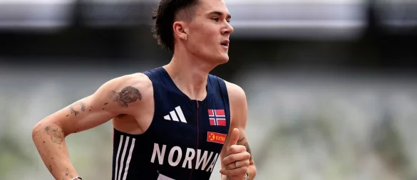 Jakob Ingebrigtsen aus Norwegen scheidet überraschend aus. - © Petr David Josek/AP/dpa