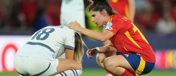 Die Siegerinnen zeigen Mitgefühl: Spaniens Lucia Garcia (r) tröstet Viola Calligaris. - © Alessandra Tarantino/AP/dpa