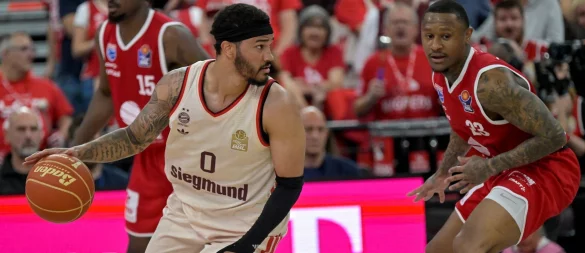 Nick Weiler-Babb (l.) und die Bayern-Basketballer stehen im Playoff-Halbfinale. - © Peter Kneffel/dpa