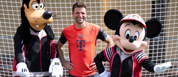 Thomas Müller in Orlando mit Goofy und Micky Maus. - © Sven Hoppe/dpa