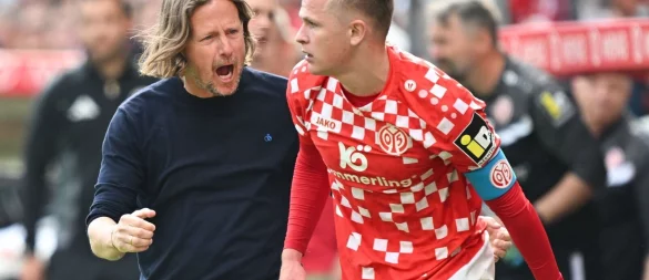 Der Mainzer Trainer Bo Henriksen muss Nationalstürmer Jonathan Burkardt in diesem Sommer womöglich ziehen lassen. - © Arne Dedert/dpa