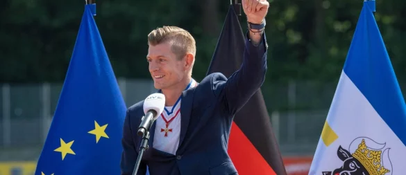 Mit Landesverdienstorden im Volksstadion Greifswald: Toni Kroos. - © Stefan Sauer/dpa
