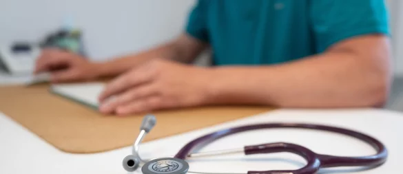 Ist die Arbeitsunfähigkeit unglaubwürdig, kann der Arbeitgeber die Lohnfortzahlung verweigern. - © Sebastian Kahnert/dpa/dpa-tmn