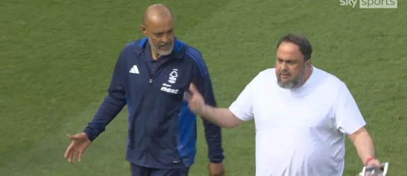 Forest-Besitzer Evangelos Marinakis (r) beschwert sich bei Forest-Trainer Espirito Santo. - © Sky Sports/X/PA Wire/dpa