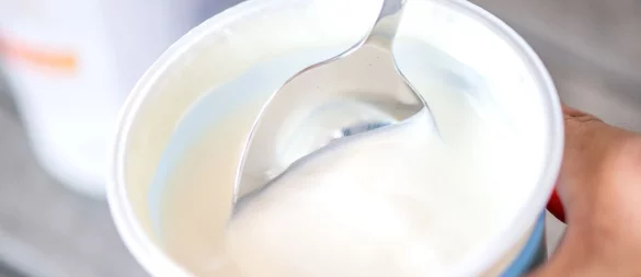 Skyr, Quark oder Joghurt: Fettarme sowie pure Produkte sind dabei immer die bessere Wahl. - © Zacharie Scheurer/dpa-tmn