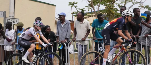 Die deutsche Radsportlerin Antonio Niedermaier beim Straßenrennen während der WM in Kigali. - © Jerome Delay/AP/dpa