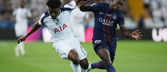 Tottenhams Mohammed Kudus (l) kämpft mit dem Pariser Nuno Mendes um den Ball. - © Massimo Paolone/LaPresse via ZUMA Press/dpa