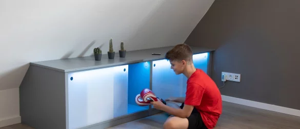Stauraum unter der Dachschräge: Die Schiebetüren aus Acrylglas werden mit Hilfe eines LED-Bandes von innen indirekt beleuchtet. - © Michael Müller-Münker/Selbst ist der Mann/dpa-tmn