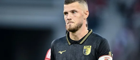 Jeffrey Gouweleeuw ist Kapitän und dienstältester Spieler des FC Augsburg. (Archivfoto) - © Harry Langer/dpa