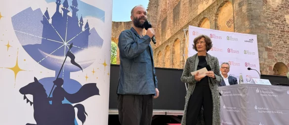 Die neue Intendantin Elke Hesse (rechts) und ihr Stellvertreter Michael Schachermaier stellen das Programm für die nächste Festspielsaison in Bad Hersfeld vor. - © Michael Bauer/dpa