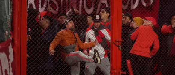 Wütende Fans: Bei der Copa Sudamericana kam es zu Auseinandersetzungen. - © Gustavo Garello/AP/dpa