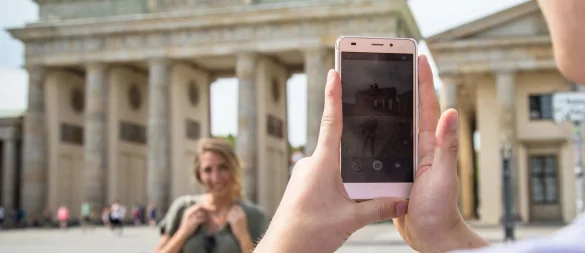 Urlaubsfotos mit Hilfe: Schöne Aufnahmen gelingen auch ohne Selfie-Arm. - © Christin Klose/dpa-tmn