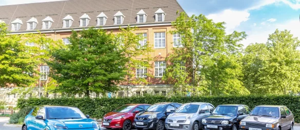 Hallo Oldies: Der neue Micra (links) kann auf eine ganze Anzahl Vorgänger zurückblicken. - © Nissan/dpa-tmn