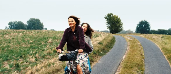 Barbara Auer und Paula Beer in einer Szene des Films «Miroirs No. 3». - © -/Schramm Film/dpa