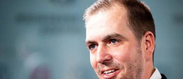 Philipp Lahm hinterfragt die Nachwuchsförderung im deutschen Fußball. - © Michael Matthey/dpa