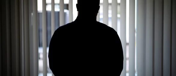 Scham und Stereotype verhindern Hilfe: Viele Männer sprechen nicht über ihre Erfahrungen aus Angst, nicht ernst genommen zu werden. Doch es gibt Hilfe. - © Daniel Karmann/dpa