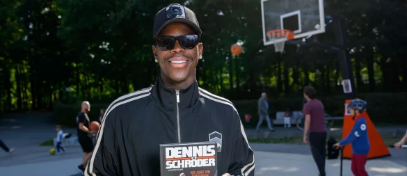 Dennis Schröder spricht im Braunschweiger Prinzenpark über sein Kinderbuch. - © Julian Stratenschulte/dpa