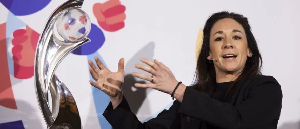 Nadine Keßler freut sich über eine bisher erfolgreiche EM - © Peter Klaunzer/Keystone /dpa