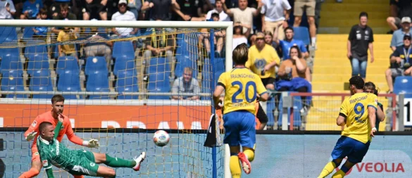 Brachte Eintracht Braunschweig in Führung: Erencan Yardimci (r) - © Swen Pförtner/dpa