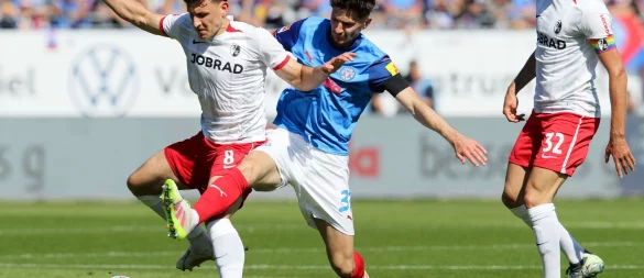 Freiburgs Maximilian Eggestein (l) und Kiels Armin Gigovic kämpfen um den Ball. - © Claus Bergmann/dpa