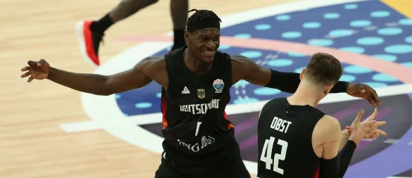 Isaac Bonga (l) ist ein wichtiger Spieler für das deutsche Team. - © Matthias Stickel/dpa