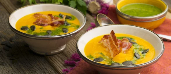 Herbstlicher Genuss mit knusprigem Speck und würzigem Pesto: Sie verleihen jeder Kürbissuppe das gewisse Etwas und sorgen für zusätzlichen Geschmack. - © BVEO/dpa-tmn