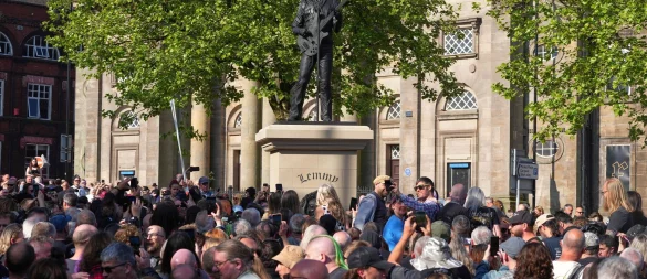 Zur Enthüllung der Lemmy-Statue in Burslem kamen Hunderte Motörhead-Fans. - © Kirsty Wigglesworth/AP/dpa