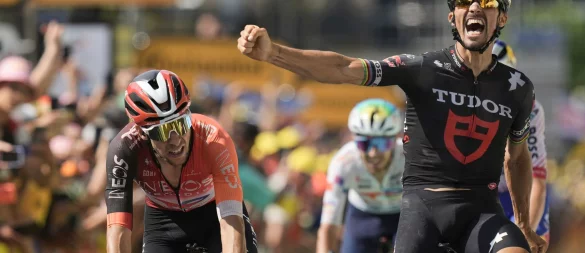 Ex-Weltmeister Julian Alaphilippe jubelt zu früh. - © Thibault Camus/AP/dpa