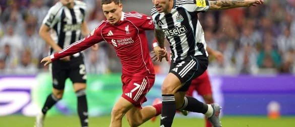 Florian Wirtz (links) kämpft mit Sandro Tonali um den Ball. - © Owen Humphreys/PA Wire/dpa