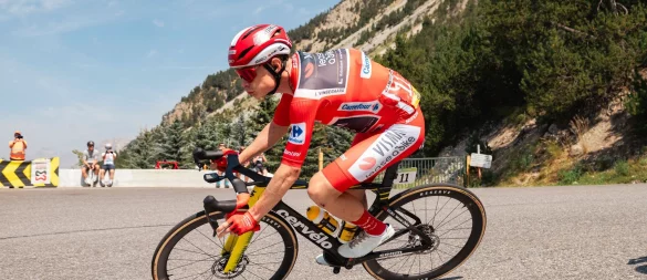 Der dänische Rad-Star Jonas Vingegaard im Roten Trikot des Gesamtführenden. - © Matteo Secci/ZUMA Press Wire/dpa