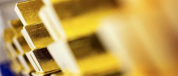Der Goldpreis liegt derzeit auf einem hohen Niveau. Weil sich die Entwicklung des Edelmetalls oft gegenläufig zu der von Wertpapieren verhält, empfehlen es Experten als Beimischung zur Geldanlage. - © Frank Rumpenhorst/dpa