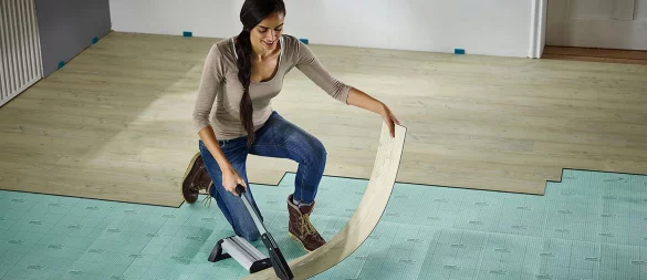 Nach der Trittschalldämmung kommt der Bodenbelag - wer ihn Zuhause selbst verlegen will, sollte vorgesehene Dehnungsfugen einplanen. - © wolfcraft/DIY Academy/dpa-tmn