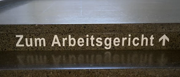 Arbeitnehmende können gegen eine Verdachtskündigung vor dem Arbeitsgericht klagen. - © Felix Kästle/dpa/dpa-tmn
