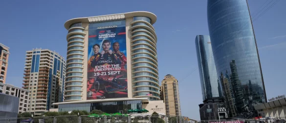 Der Kurs in Baku bleibt bis einschließlich 2030 im Formel-1-Rennkalender. - © Darko Bandic/AP/dpa