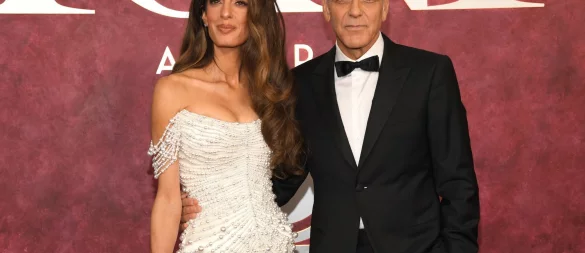 Gäste von Amal und George Clooney müssen sich von ihren Handys trennen. (Archivbild) - © Evan Agostini/Invision/AP/dpa
