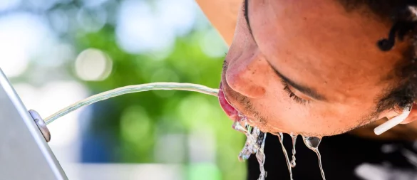 Viel trinken! Das ist an heißen Sommertagen und auch nach dem Sporttreiben besonders wichtig. - © Julian Stratenschulte/dpa/dpa-tmn