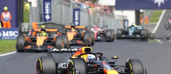 Nach seinem Manöver beim Start gab Verstappen kurz die Führung wieder her. - © Antonio Calanni/AP/dpa