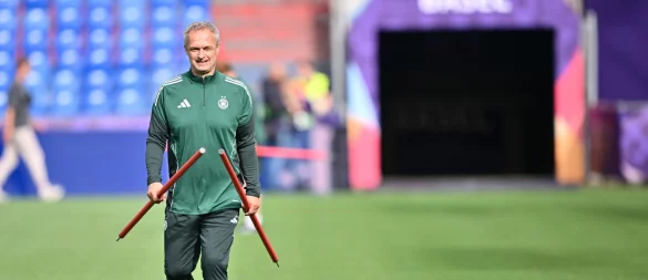 Bundestrainer Wück beim Abschlusstraining in Basel. - © Sebastian Christoph Gollnow/dpa