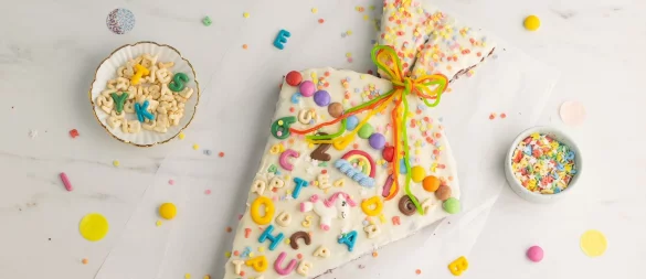 Den leckeren und bunten Schultütenkuchen gibt es neben der Schultüte am Nachmittag zur Schuleinführungsfeier. - © Kathrin Runge/backenmachtgluecklich.de/dpa-tmn