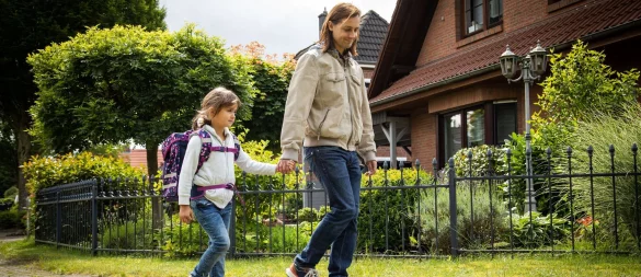 Neuer Ranzen, neue Wege: Da ist es wichtig, dass Eltern ihre Kinder auch im übertragenen Sinne vorm Schulstart an die Hand nehmen. - © Christin Klose/dpa-tmn