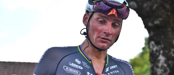 Der Niederländer Mathieu van der Poel musste bei der Tour de France wegen einer Lungenentzündung aufgeben. - © Marco Bertorello/Pool AFP/AP/dpa