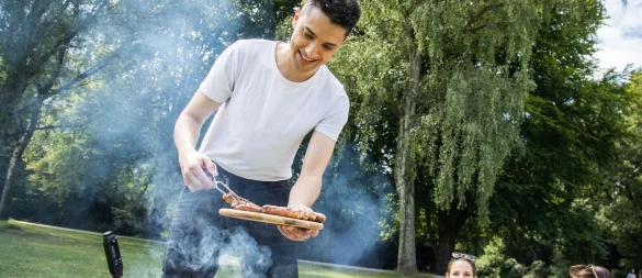 Hygiene ist entscheidend: Gründliches Reinigen von Händen und Küchenutensilien reduziert das Risiko von unerwünschten Nachwirkungen der Grillparty. - © Christin Klose/dpa-tmn