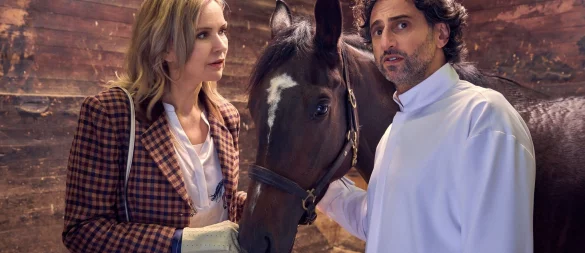 Schuldirektorin Marx (links, Veronica Ferres) hat mit der ambitionierten Eltern-Clique in «Andere Eltern - Die 1. Klasse» so ihre Mühe. (Handout) - © Frank Dicks/ZDF/dpa