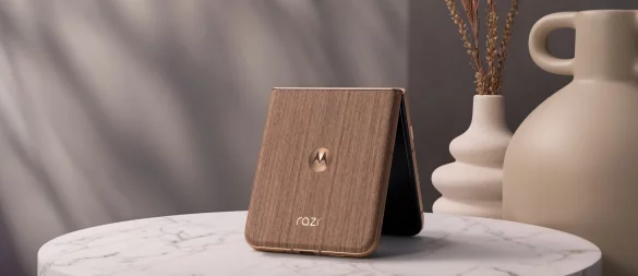 Nie wieder Fingerabdrücke: Die Rückseite des Razr 60 Ultra besteht bei der Modellvariante «Mountain Trail» tatsächlich aus Holz. - © Motorola/dpa-tmn