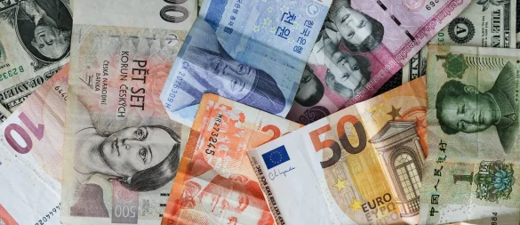 Nicht in Euro: Beim Bezahlen oder Abheben im Ausland spart man, wenn man die Landeswährung wählt. - © Laura Ludwig/dpa-tmn