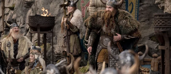 Gerard Butler (r, hinten) als Wikingerhäuptling Stoick in einer Szene des Films «Drachenzähmen leicht gemacht». - © Helen Sloan/Universal Pictures/dpa