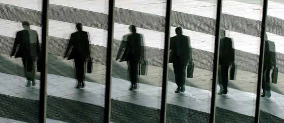 Gerade im mittleren Management kann sich schnell das Gefühl einschleichen, sich zerteilen müssen und es nie allen recht machen zu können. - © Oliver Berg/dpa/dpa-tmn